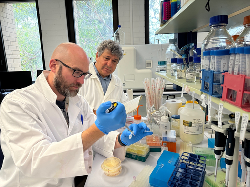 George Kopsidas and Jan Terhag in the lab.